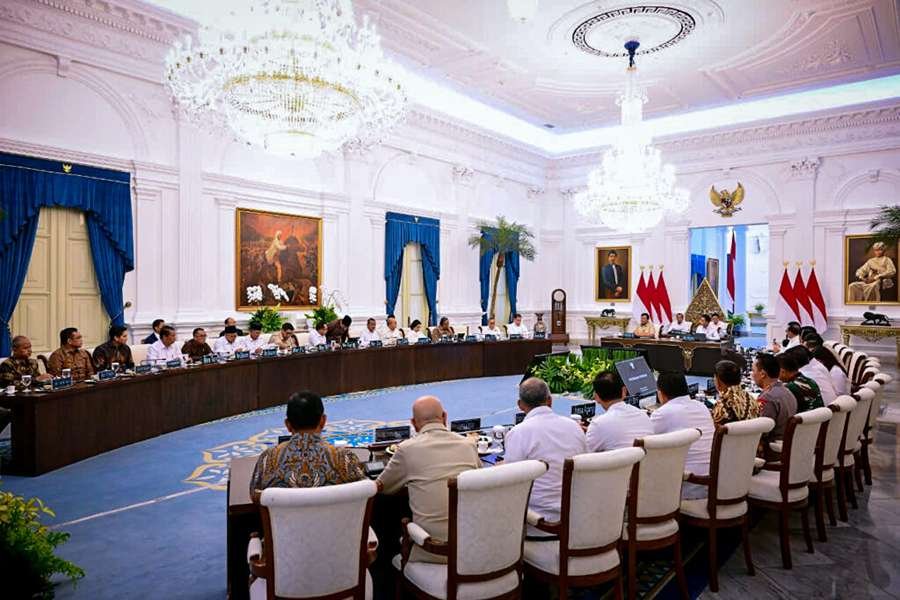 Presiden Prabowo Subianto memimpin rapat terbatas (ratas) dengan sejumlah Menteri Kabinet Merah Putih di Istana Merdeka, Jakarta, Kamis, 4 September 2025.