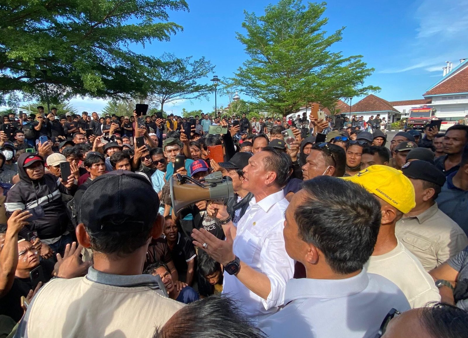 Moment Saat Ketua Komisi XII DPR RI, Bambang Patijaya (BPJ) Menemui dan Berdialog Langsung terhadap Masyarakat Penambang