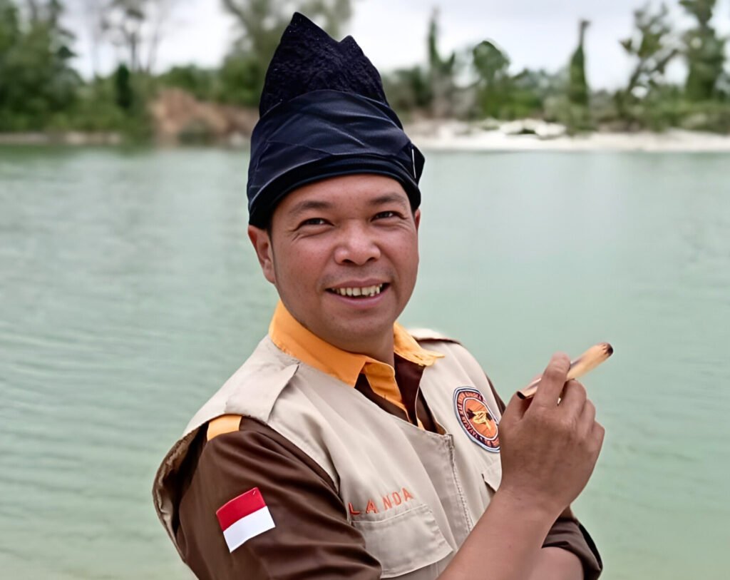 Swarlanda, ilmuwan non-akademik dari Bangka Belitung, sedang melakukan penelitian lapangan untuk melestarikan spesies ikan endemik yang hanya ada di pulau ini