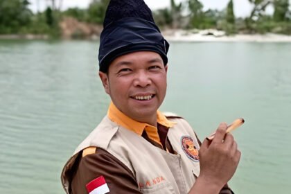 Swarlanda, ilmuwan non-akademik dari Bangka Belitung, sedang melakukan penelitian lapangan untuk melestarikan spesies ikan endemik yang hanya ada di pulau ini