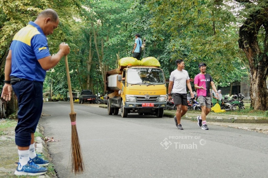 Gotong Royong Jumat Bersih di Taman Sari Sungailiat, Langkah PT TIMAH Wujudkan Ruang Publik yang Sehat (Foto: doc. PT Timah Tbk)