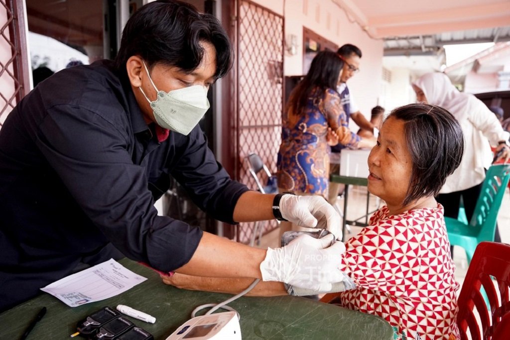 Mobil Sehat PT TIMAH Tbk Hadir di Desa Merawang, Berikan Layanan Kesehatan Medis Hingga Edukasi Soal Pentingnya Kesehatan. (Foto: doc. Humas PT Timah Tbk)