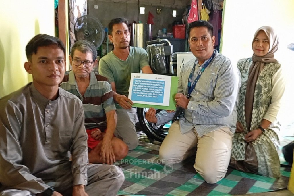 PT TIMAH Tbk Serahkan Bantuan Kursi Roda untuk Warga Teluk Radang, Ringankan Aktivitas Sehari-hari. (Foto: doc. Humas PT Timah Tbk)