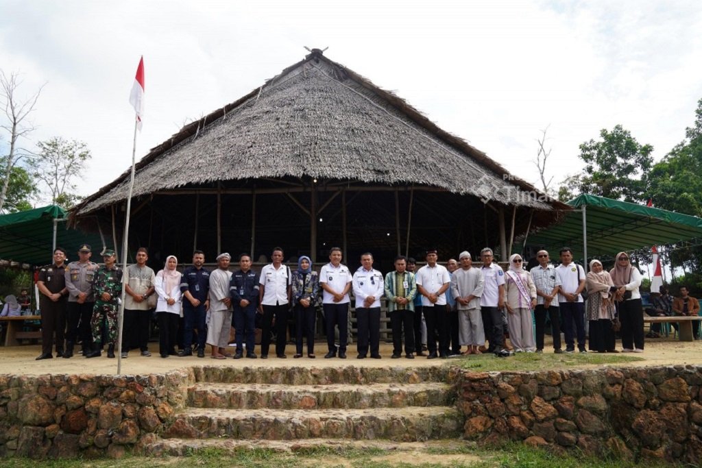 Tak Hanya Tambang, PT TIMAH Tbk Aktif Jaga Warisan Budaya Masyarakat Adat Mapur Lewat Ritual Nuju Jerami. (Foto: doc. Humas PT Timah Tbk)