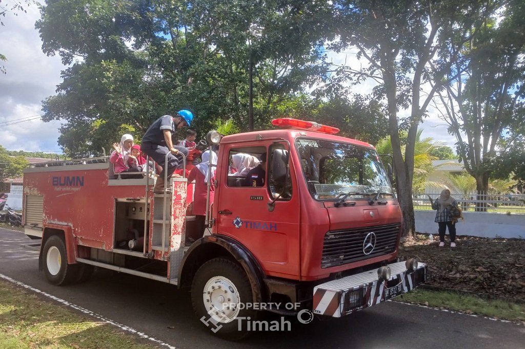 Perkuat edukasi kebencanaan, PT TIMAH Tbk kenalkan bahaya kebakaran sejak dini kepada Siswa TK Stannia. (Foto: doc. Humas PT Timah Tbk)