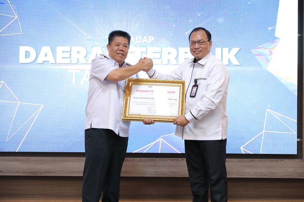 Bungkam Isu! Gubernur Hidayat Arsani Diganjar Piagam Anti Korupsi dari KPK. (Foto: doc. Humas Diskominfo Babel)