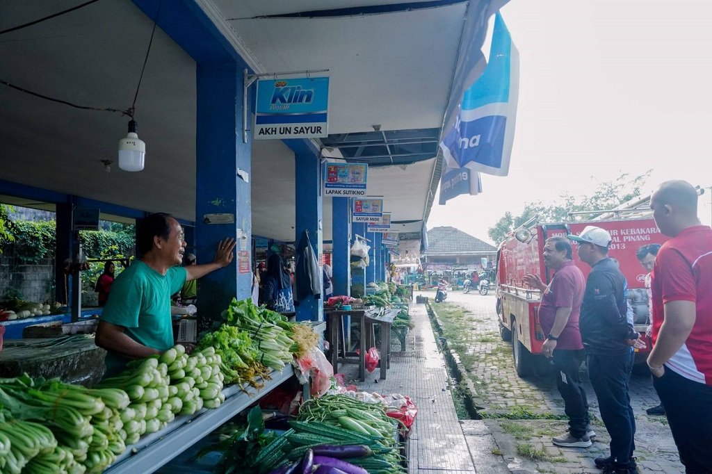 Wali Kota Pangkalpinang, Prof. Saparudin menyampaikan gerakan Pangkalpinang bersih fokus di Pasar Parit Lalang, lingkungan makin nyaman. (Foto: doc. Humas Diskominfo Pkp)