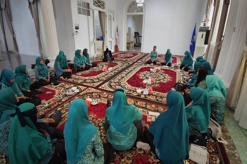 Ketua TP PKK Kota Pangkalpinang, Bunda Hj. Susanti Saparudin menyampaikan momentum Halal Bihalal TP PKK Pangkalpinang jadi ajang perkuat silaturahmi dan sinkronisasi program. (Foto: doc. Humas Diskominfo Pkp)