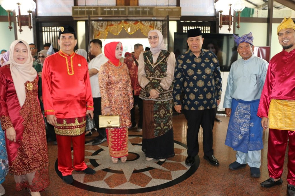 Meriah dan Penuh Makna! Gubernur Hidayat Arsani Hadiri Festival Bedulang dan Halalbihalal IKMB. (Foto: doc. Humas Diskominfo Babel)