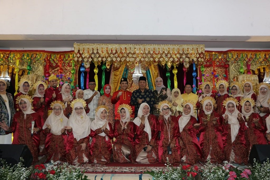 Lestarikan Tradisi, Gubernur Babel Hidayat Arsani bersama Ketua TP PKK Babel Ibu Noni Hidayat Arsani Hadiri Halalbihalal dan Festival Bedulang IKMB. (Foto: doc. Humas Diskominfo Babel)