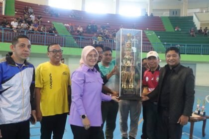Sepakan Pertama Wawali Pangkalpinang Resmi Buka Turnamen Futsal Gereja se-Kota. (Foto: doc. Humas Diskominfo Pkp)