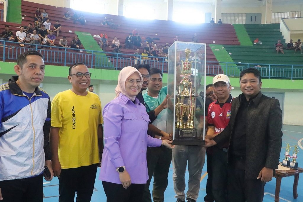 Sepakan Pertama Wawali Pangkalpinang Resmi Buka Turnamen Futsal Gereja se-Kota. (Foto: doc. Humas Diskominfo Pkp)