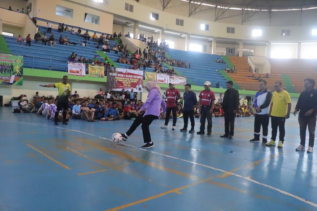 Turnamen Futsal Gereja se-Pangkalpinang Dibuka Wakil Wali Kota Pangkalpinang Dessy Ayutrisna, Sepakan Perdana Jadi Sorotan. (Foto: doc. Humas Diskominfo Pkp)