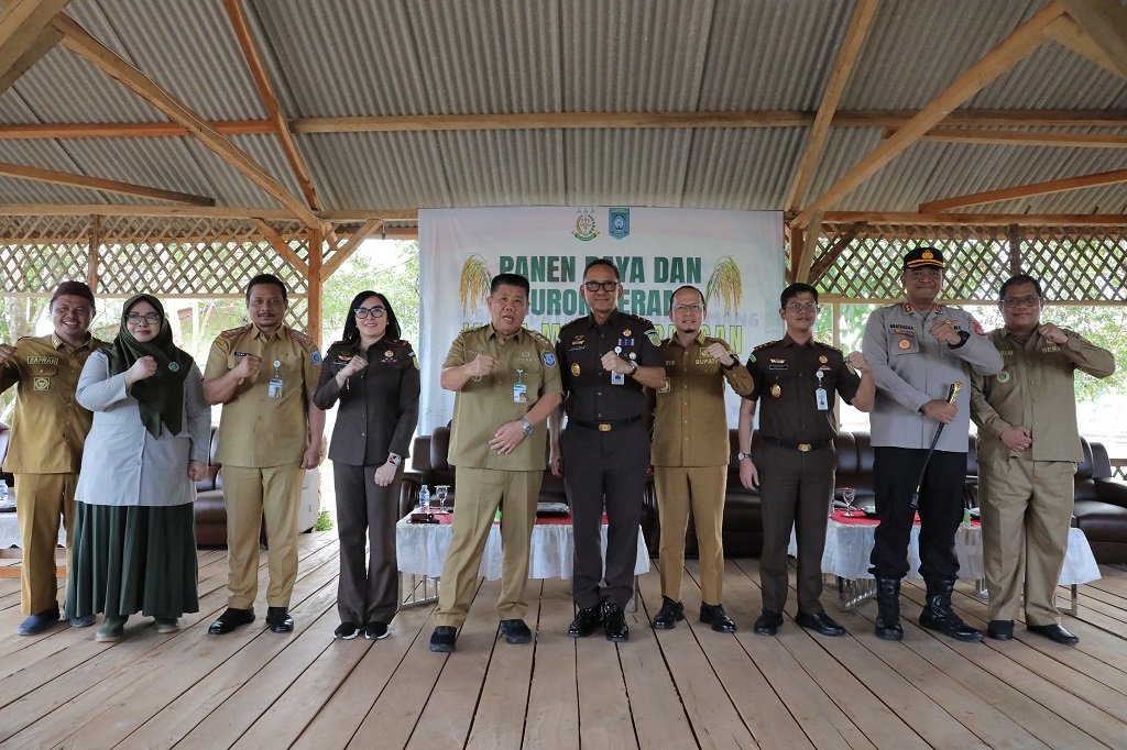 Gubernur Babel Hidayat Arsani dan Kepala Kejaksaan Negeri Bangka Tengah Abvianto Syaifulloh genjot ketahanan pangan lewat penanaman padi. (Foto: doc. Humas Diskominfo Babel)