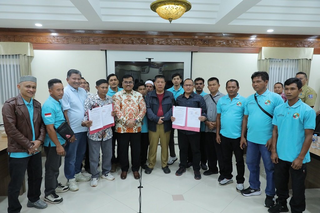 Gubernur Hidayat Arsani Saksikan Penandatanganan Kemitraan Plasma Perkebunan PT Rebinmas Jaya dan Koperasi Produsen Aik Kalak Makmur Sejahtera. (Foto: doc. Humas Diskominfo Babel)