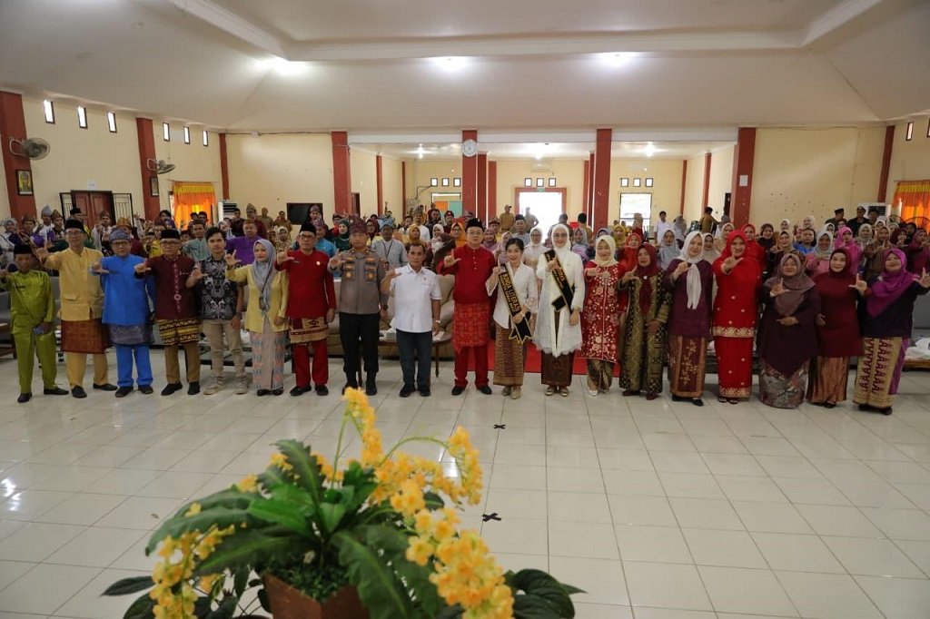 SDM Sehat dan Cerdas Jadi Fokus, Bunda Noni Hidayat Arsani Kukuhkan FORIKAN dan Bunda Literasi(Foto: doc. Humas Diskominfo Babel)