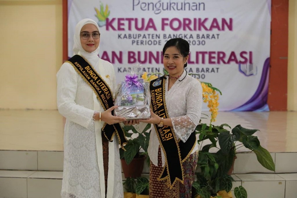 Bunda Noni Hidayat Arsani Kukuhkan Ketua FORIKAN dan Bunda Literasi Bangka Barat, Perkuat SDM Sehat dan Cerdas. (Foto: doc. Humas Diskominfo Babel)