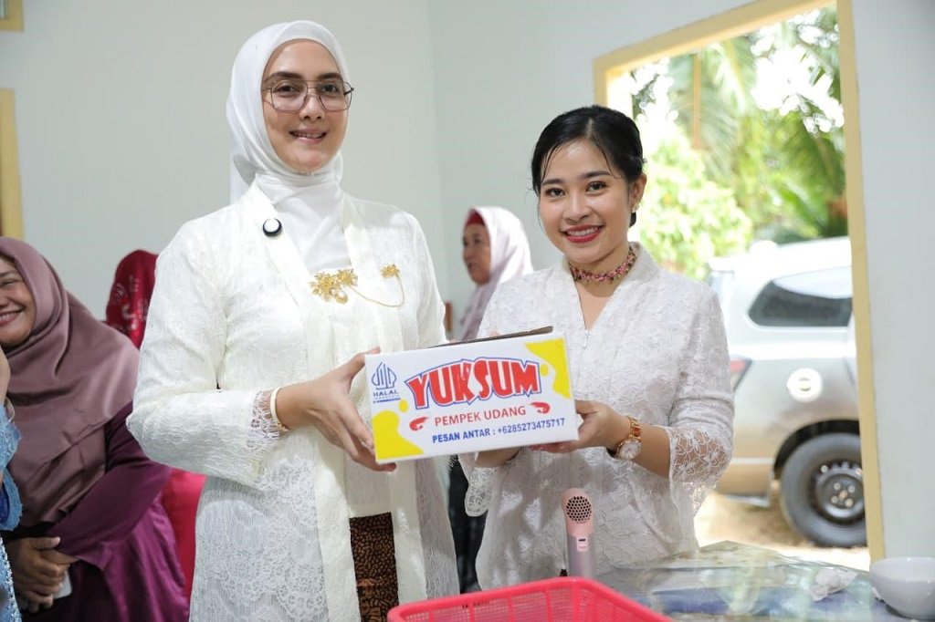Empek-Empek Udang “Yuk Sum” Jadi Sorotan, Noni Hidayat Arsani Promosikan Belo Laut sebagai Destinasi Oleh-Oleh. (Foto: doc. Humas Diskominfo Babel)