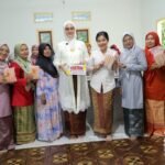 Cicipi Empek-Empek Udang “Yuk Sum”, Noni Hidayat Arsani Dorong Belo Laut Jadi Destinasi Oleh-Oleh Unggulan. (Foto: doc. Humas Diskominfo Babel)