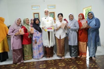 Cicipi Empek-Empek Udang “Yuk Sum”, Noni Hidayat Arsani Dorong Belo Laut Jadi Destinasi Oleh-Oleh Unggulan. (Foto: doc. Humas Diskominfo Babel)