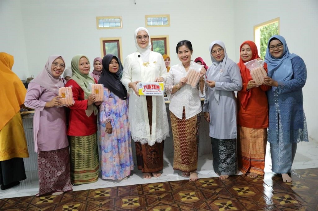 Cicipi Empek-Empek Udang “Yuk Sum”, Noni Hidayat Arsani Dorong Belo Laut Jadi Destinasi Oleh-Oleh Unggulan. (Foto: doc. Humas Diskominfo Babel)