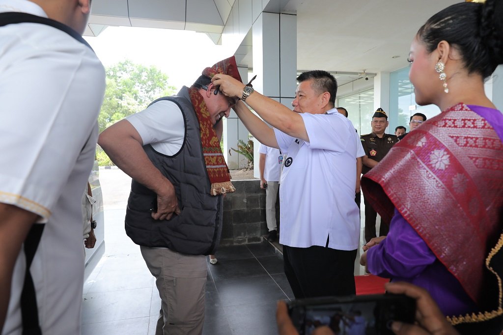 Prosesi Penyambutan diwarnai dengan Tradisi Lokal Berupa Pemasangan Topi dan Syal Cual Khas Bangka Belitung sebagai Bentuk Penghormatan oleh Gubernur Hidayat Arsani. (Foto: doc. Humas Diskominfo Babel)