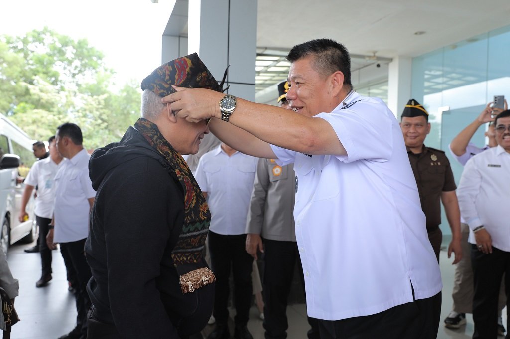 Prosesi Penyambutan diwarnai dengan Tradisi Lokal Berupa Pemasangan Topi dan Syal Cual Khas Bangka Belitung sebagai Bentuk Penghormatan oleh Gubernur Hidayat Arsani. (Foto: doc. Humas Diskominfo Babel)