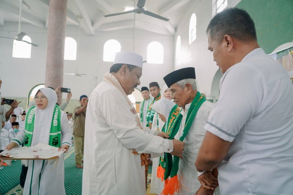 Wali Kota Pangkalpinang Prof. Saparudin Beri Pesan Tentang Ujian dan Makna Ibadah kepada Calhaj. (Foto: doc. Humas Diskominfo Pkp)
