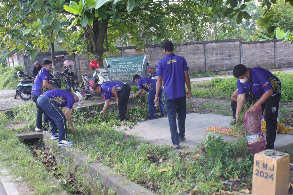 Pemkot Pangkalpinang Melaksanakan Gotong Royong “Jumat Asri” Buat Pasar Rumput Lebih Bersih dan Nyaman. (Foto: doc. Humas Diskominfo Pkp)