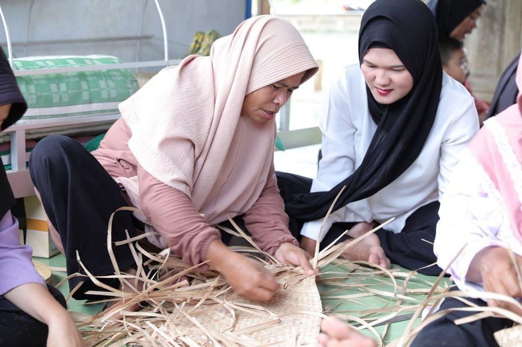 Buka Peluang Ekonomi Baru bagi Perempuan Pesisir, TP-PKK Babel Gelar Pelatihan Pemanfaatan Daun Nipah. (Foto: doc. Humas Diskominfo Babel)