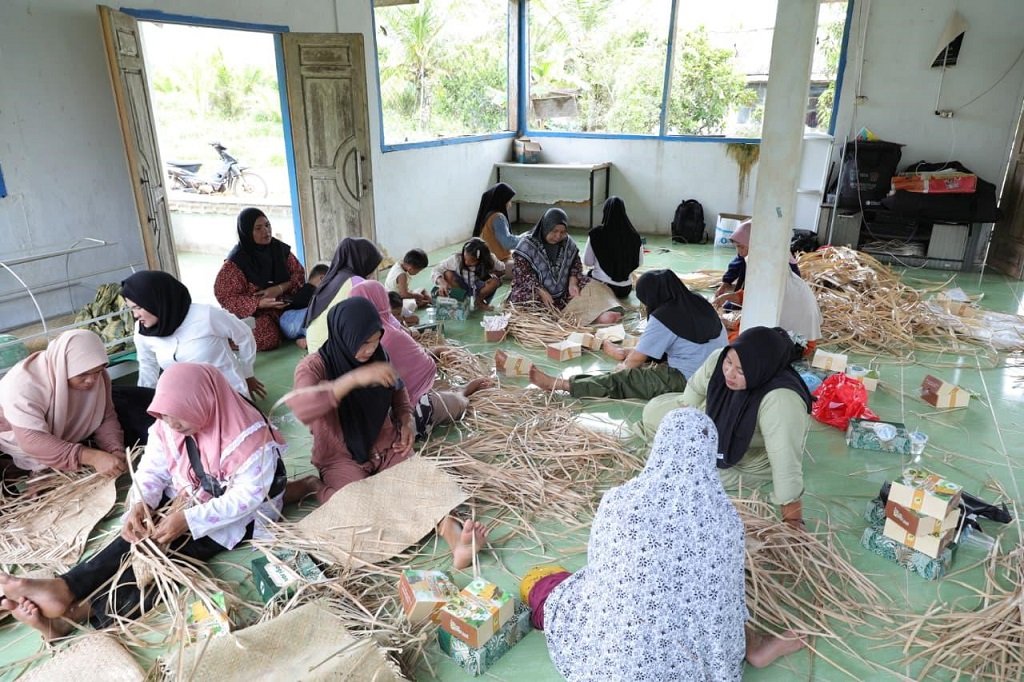 TP-PKK Babel Tunjukkan Kepedulian, Pelatihan Daun Nipah Buka Jalan Ekonomi Baru. (Foto: doc. Humas Diskominfo Babel)