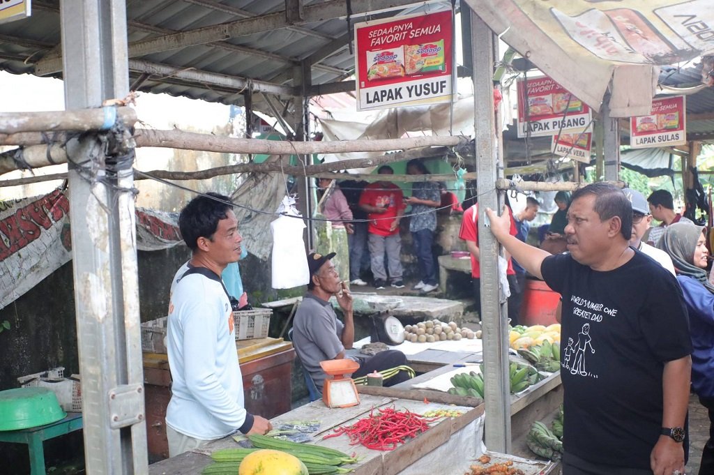 Wali Kota Prof. Saparudin, bersama-sama dengan Perangkat Daerah (PD), beserta para pedagang, dan masyarakat setempat dilaksanakan di Pasar Rumput. (Foto: doc. Humas Diskominfo Pkp)