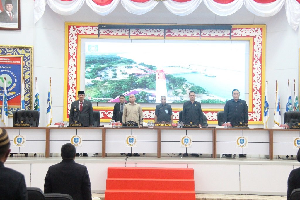 Gubernur Babel Hidayat Arsani Terima Dokumen Penting Rekomendasi DPRD atas LKPJ Tahun 2025. (Foto: doc. Humas Diskominfo Babel)