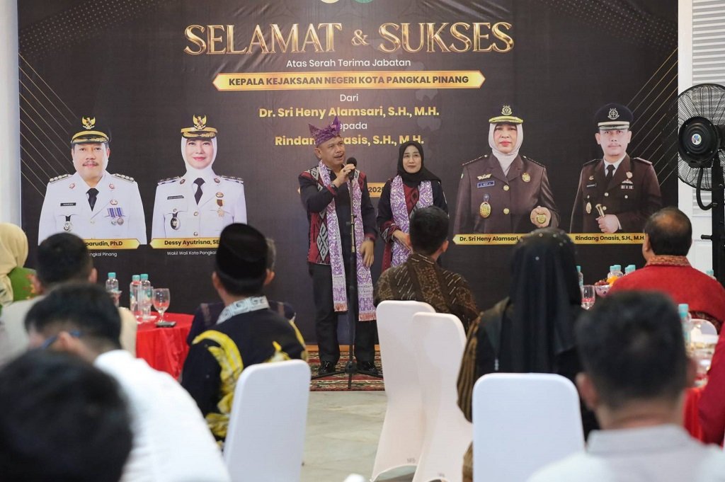 Sambutan dari Kajari Pangkalpinang Rindang Onasis dalam acara ramah tamah atas serah terima jabatan Kajari Pangkalpinang yang digelar di Rumah Dinas Wali Kota. (Foto: doc. Humas Diskominfo Pkp)