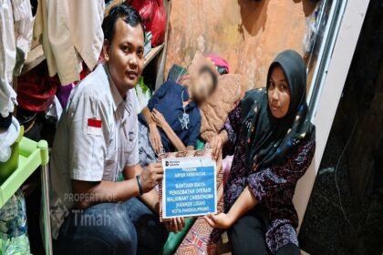 Ringankan Biaya Pengobatan Warga, PT TIMAH Tbk Serahkan Bantuan Untuk Satriadi. (Foto: doc. Humas Diskominfo Babel)