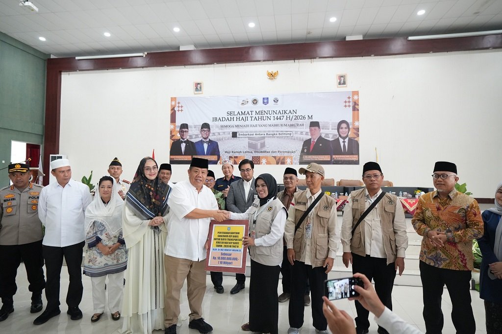 Wujudkan Pelayanan Prima, Gubernur Hidayat Arsani Serahkan Dana Hibah untuk Jemaah Haji 2026. (Foto: doc. Humas Diskominfo Babel)