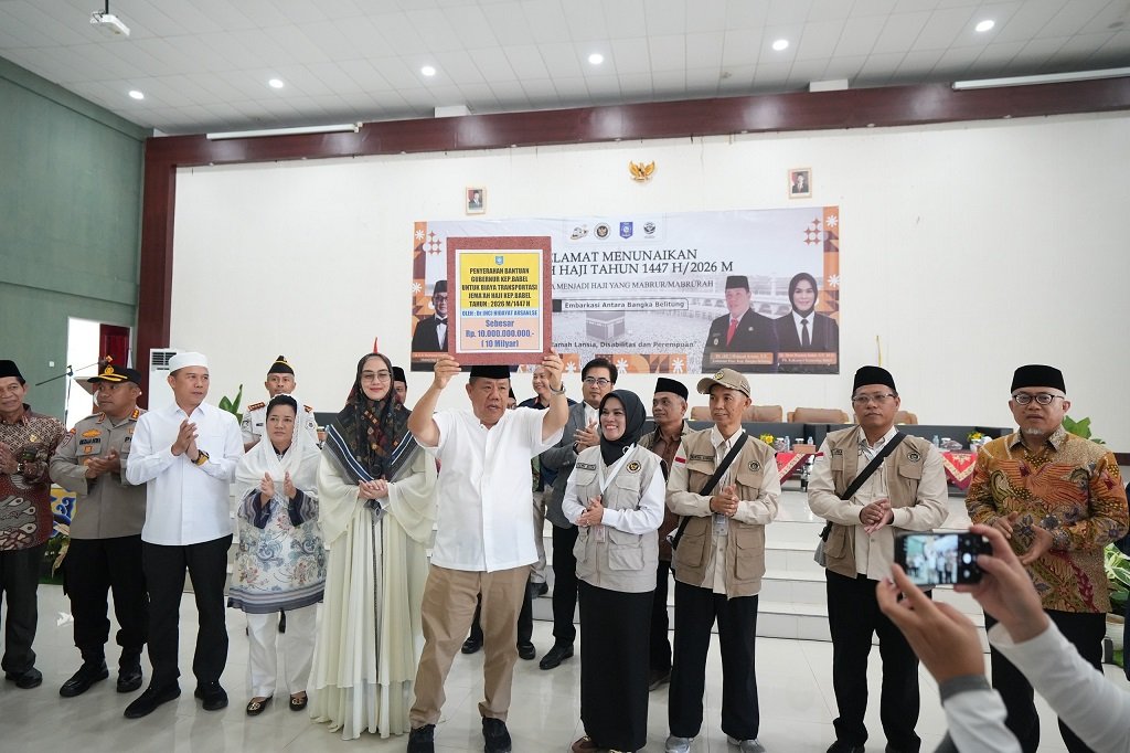 Pelayanan Haji Makin Maksimal, Gubernur Babel Hidayat Arsani Serahkan Dana Hibah. (Foto: doc. Humas Diskominfo Babel)