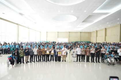 Wujudkan Pelayanan Prima, Gubernur Hidayat Arsani Serahkan Dana Hibah untuk Jemaah Haji 2026. (Foto: doc. Humas Diskominfo Babel)