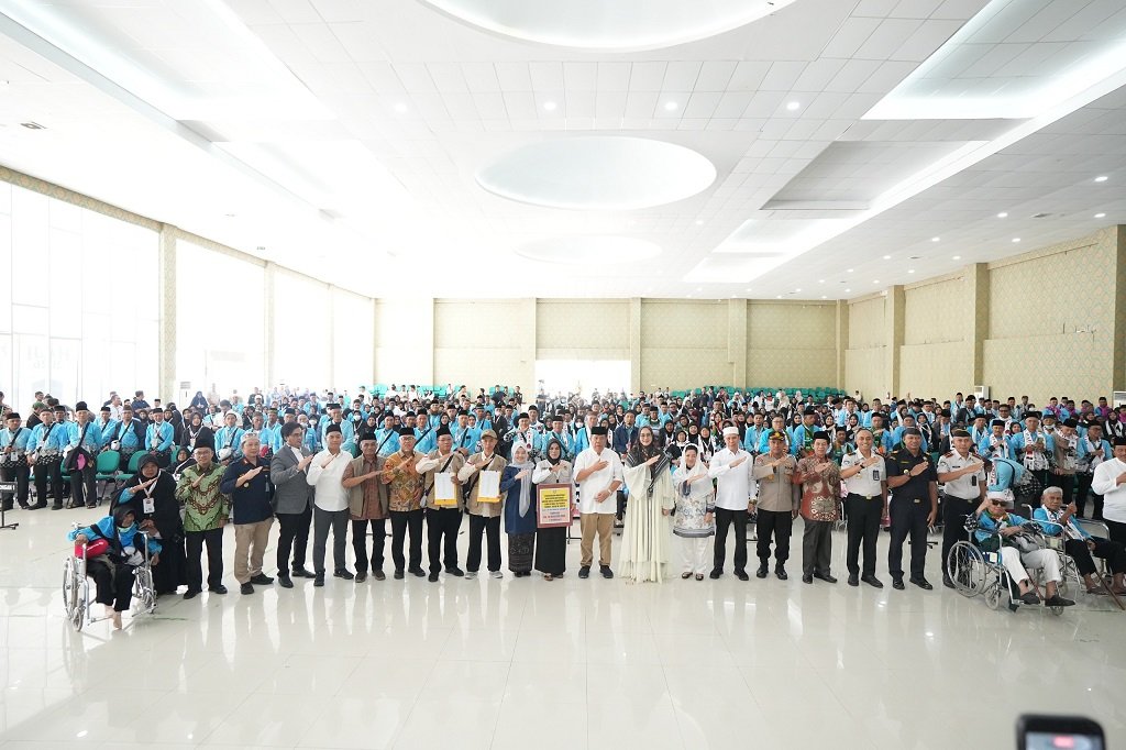 Wujudkan Pelayanan Prima, Gubernur Hidayat Arsani Serahkan Dana Hibah untuk Jemaah Haji 2026. (Foto: doc. Humas Diskominfo Babel)