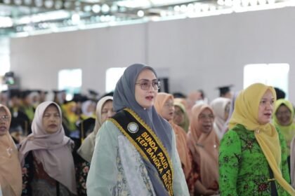 Ketua TP PKK Babel Noni Hidayat Arsani Hadiri Wisuda Santri IKPAH, Pendidikan Karakter Jadi Pesan Utama. (Foto: doc. Humas Diskominfo Babel)