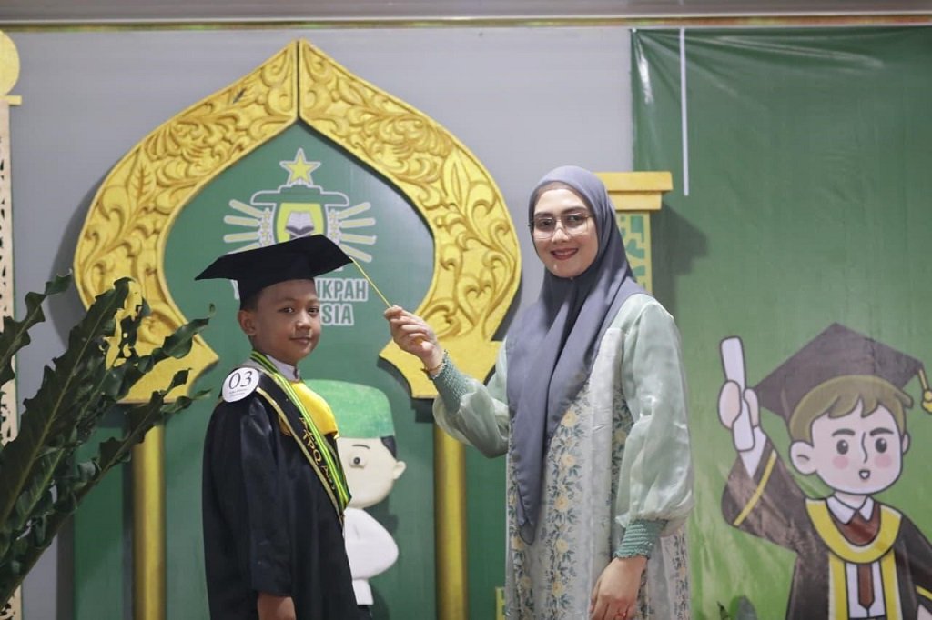 Hardiknas 2026, Ketua TP PKK Babel Noni Hidayat Arsani Soroti Pendidikan Karakter Saat Wisuda Santri IKPAH. (Foto: doc. Humas Diskominfo Babel)