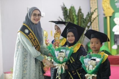 Hadiri Wisuda 200 Santri Yayasan IKPAH, Bunda PAUD Babel Harap Generasi Penerus Terus Cintai Al-Qur'an. (Foto: doc. Humas Diskominfo Babel)
