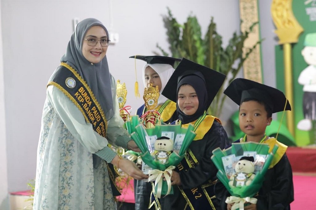 Hadiri Wisuda 200 Santri Yayasan IKPAH, Bunda PAUD Babel Harap Generasi Penerus Terus Cintai Al-Qur'an. (Foto: doc. Humas Diskominfo Babel)