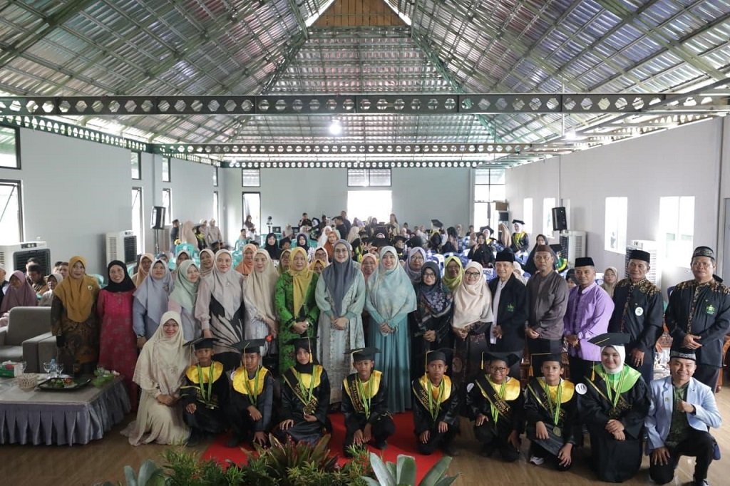 Wisuda 200 Santri IKPAH, Bunda PAUD Babel Noni Hidayat Arsani Titip Pesan Cintai Al-Qur'an. (Foto: doc. Humas Diskominfo Babel)