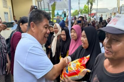 Satu Tahun Kepemimpinan, Gubernur Babel Hidayat Arsani Salurkan Bantuan Sosial 2.185 ton beras bagi Warga Kurang Mampu di Selindung Lama. (Foto: doc. Humas Diskominfo Babel)