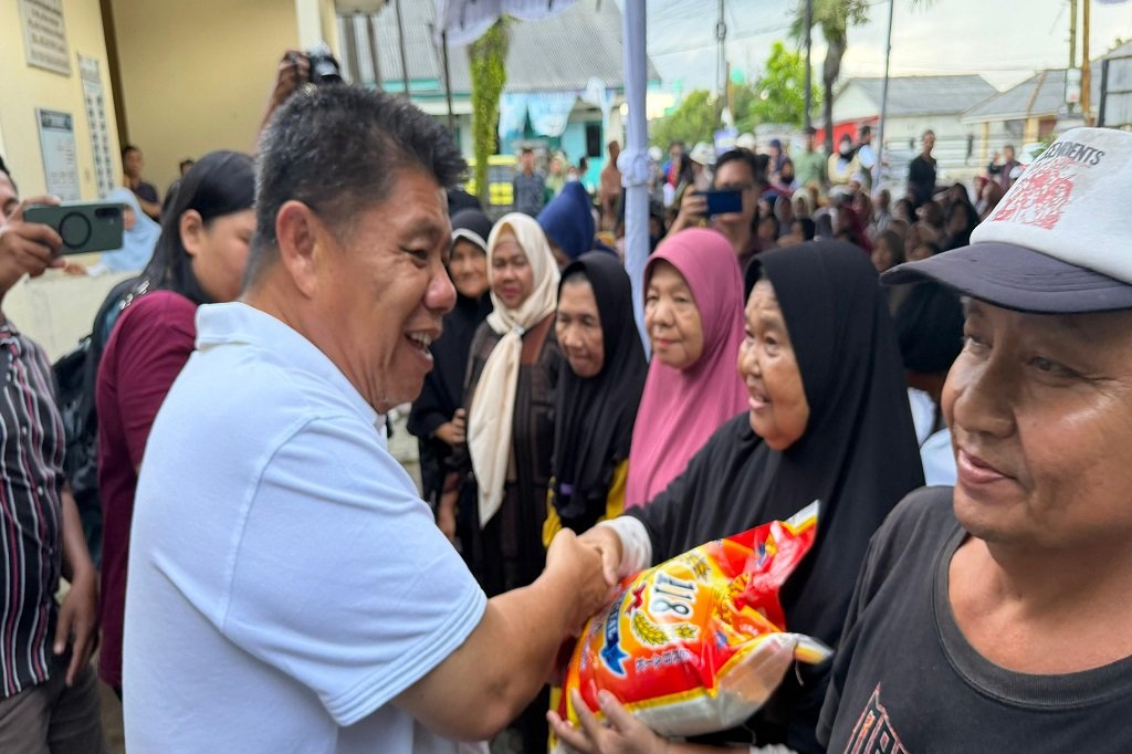 Satu Tahun Kepemimpinan, Gubernur Babel Hidayat Arsani Salurkan Bantuan Sosial 2.185 ton beras bagi Warga Kurang Mampu di Selindung Lama. (Foto: doc. Humas Diskominfo Babel)