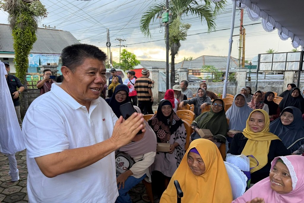 Bantuan Sosial Mengalir, Gubernur Babel Hidayat Arsani Salurkan 2.185 Ton Beras di Selindung Lama. (Foto: doc. Humas Diskominfo Babel)