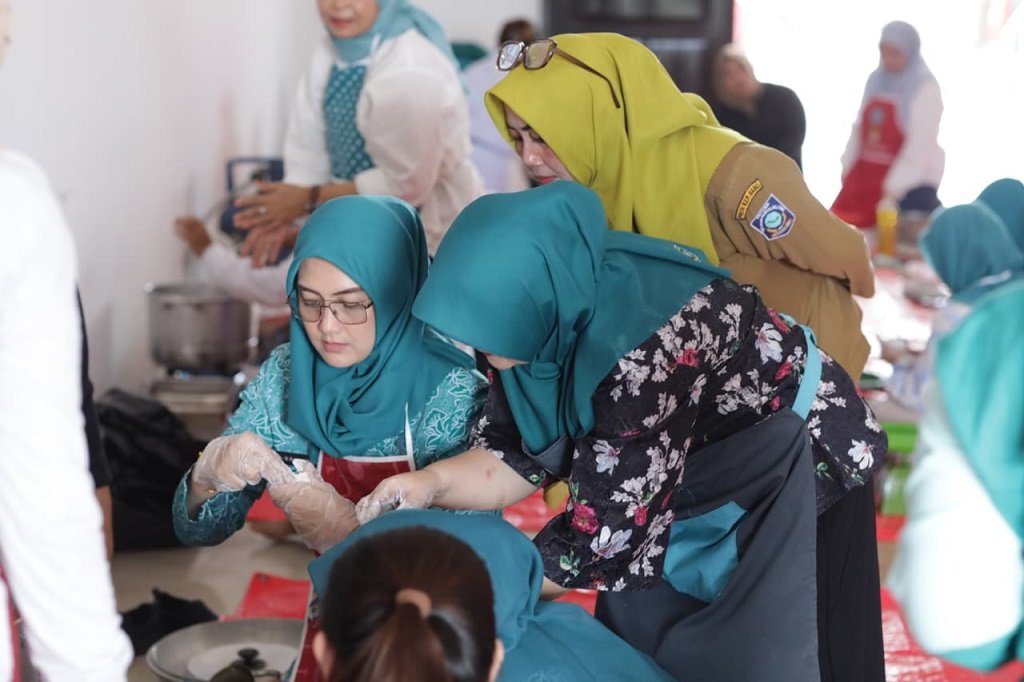 TP-PKK Babel Olah Ikan jadi Aneka Produk Bernilai Jual Tinggi, Noni Hidayat: Ibu Berdaya Keluarga Sejahtera. (Foto: doc. Humas Diskominfo Babel)