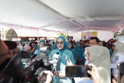 Ketua TP PKK Noni Hidayat Arsani Edukasi Warga soal Pentingnya Pola Hidup Bersih di Kawasan Pesisir dan Risiko Bencana. (Foto: doc. Humas Diskominfo Babel)
