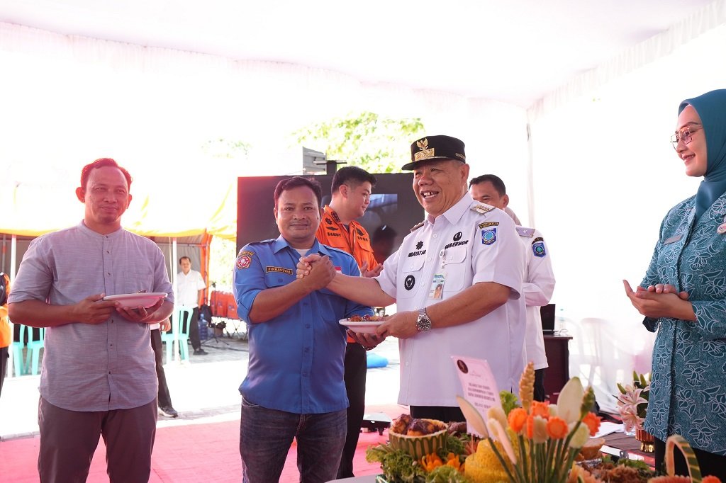 Aksi Gubernur Hidayat Arsani di Babel: Nelayan Dipasangi Life Jacket untuk Hadapi Bencana (Foto: doc. Humas Diskominfo Babel)